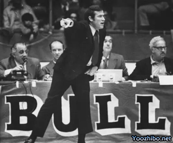 1970-71赛季，迪克-莫塔如何引领芝加哥<a href=/lanqiush/bulls/ target=_blank class=infotextkey>公牛</a>队逆袭，揽获最佳教练殊荣